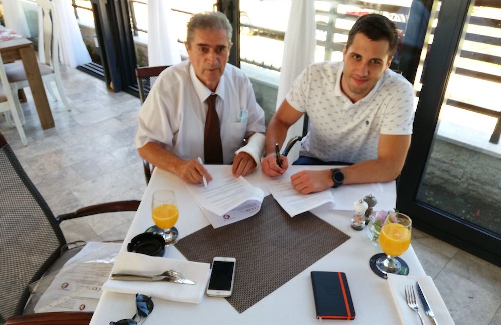 Predsjednik kluba Škrbić i Faris Mrako potpisuju ugovor