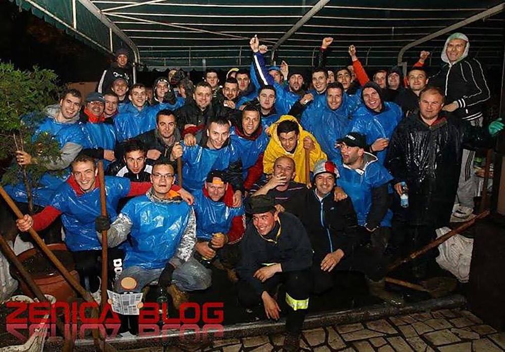 Boško Jolović sa momcima u Zenici koji su odbranili Bulevar od poplava
