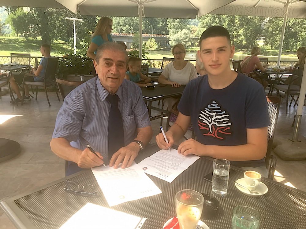 Mensur Hadžić potpisuje ugovor sa predsjednikom RK Čelika Škrbićem